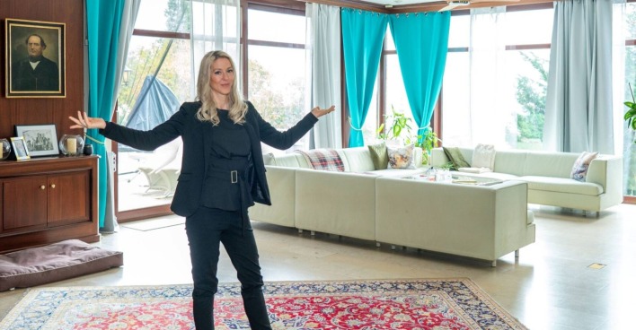 Simone Lugner posiert in der Villa