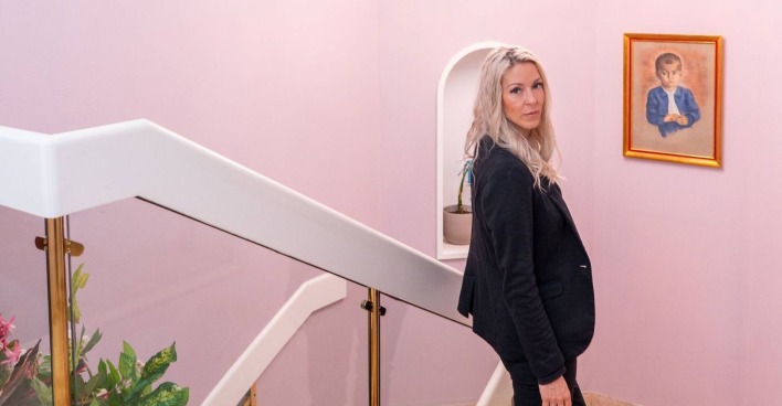 Simone Lugner auf der Treppe