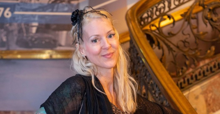 Simone Lugner lächelt in die Kamera