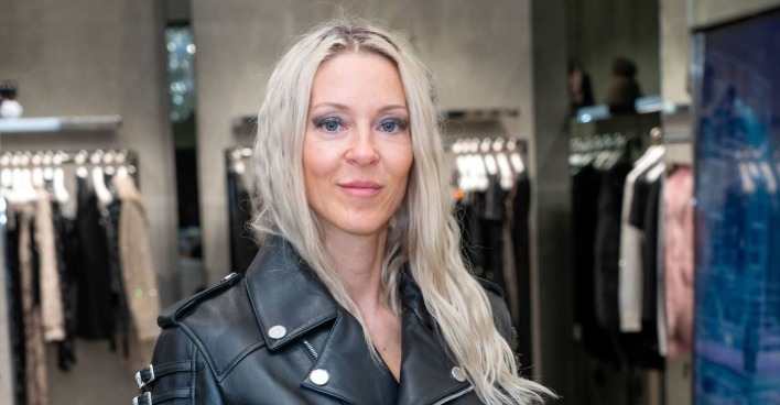 Simone Lugner trägt eine Lederjacke.