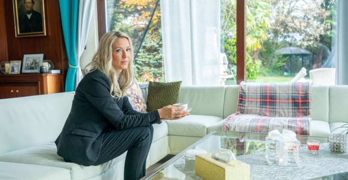 Simone Lugner sitzt auf ihrer Couch