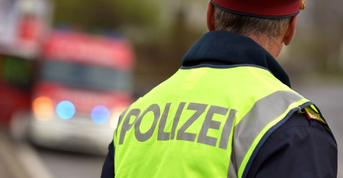 Die Polizei hat bei Nickelsdorf einen Gefahrentransporter aus dem Verkehr gezogen.