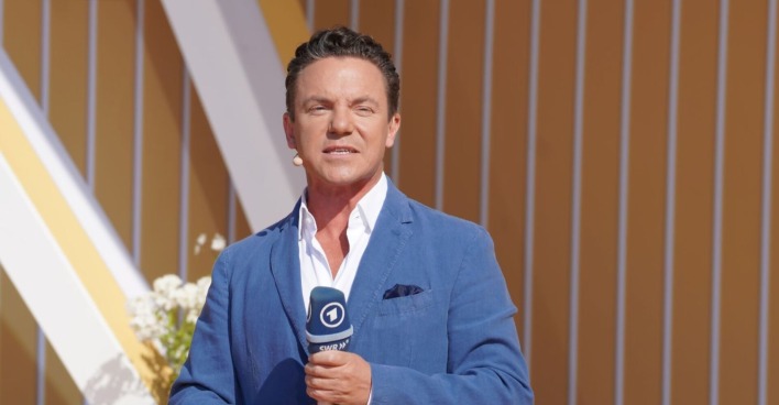 Stefan Mross mit Mikrophon in der Hand