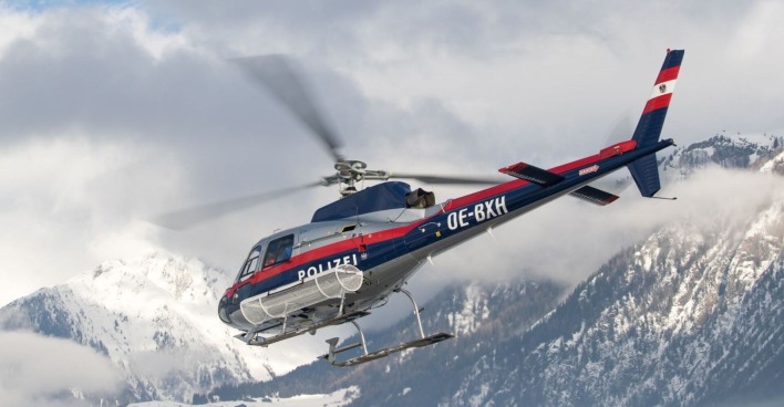 Polizeihubschrauber "Libelle" im Einsatz in den Bergen.