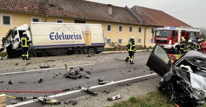 Der Lkw und der Unfall-Pkw in Grieskirchen.