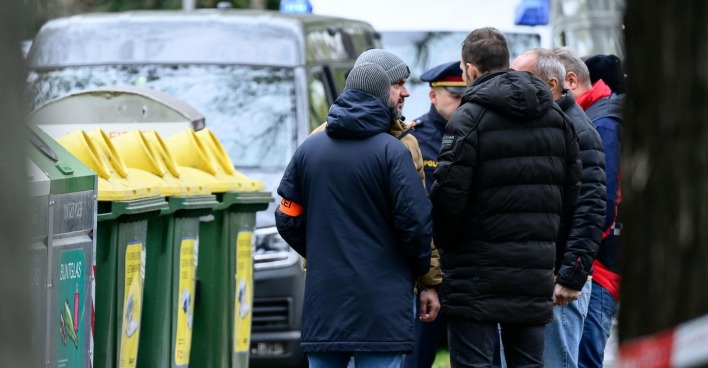 Polizisten haben das tote Mädchen in einem Müllcontainer nahe der Klinik gefunden