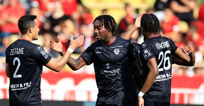 Muhammed Cham klatscht mit Teamkollegen ab
