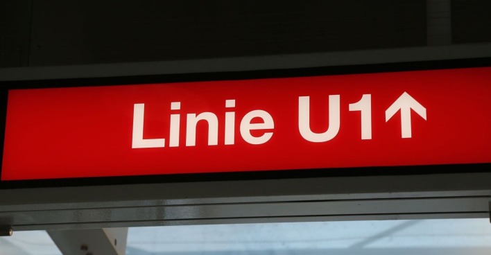 Die U1-Stationen Südtirolerplatz und Taubstummengasse mussten aufgrund eines Brandes gesperrt werden.