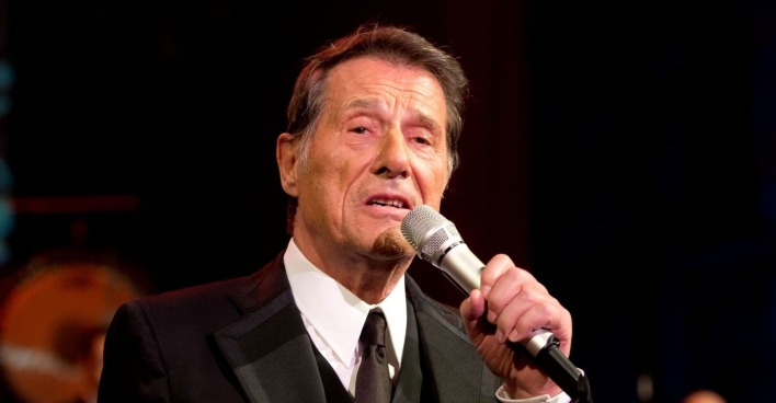 Udo Jürgens singt in ein Mikrophon