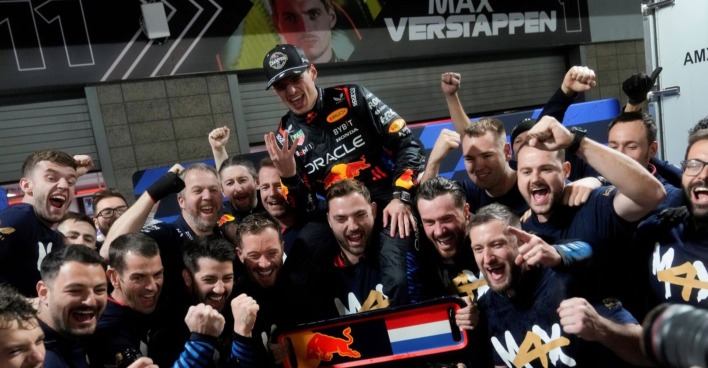 Max Verstappen und das Team von Red Bull feiern den vierten Weltmeistertitel in Las Vegas.