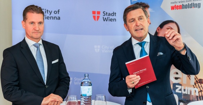 Zwei Männer im Anzug bei der Fachtagung