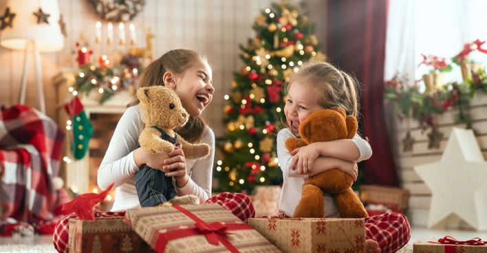 Kinder mit Weihnachtsgeschenken | Credit: iStock.com/Choreograph