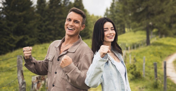 Rob und Zoe lachen in die Kamera