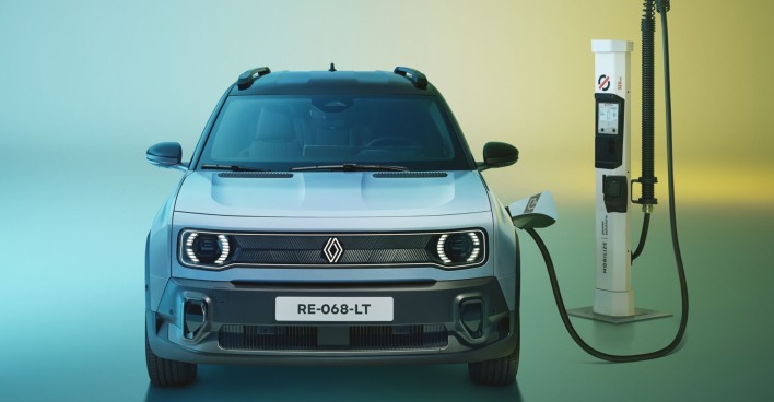Der Renault R4 an einer Ladesäule