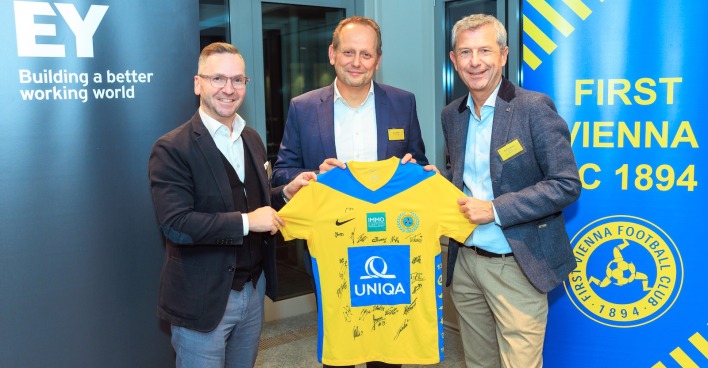 Fuball-Fans mit dem Trukot des First Vienna FC