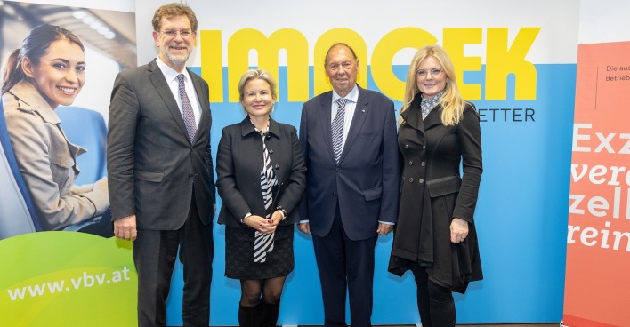 Gruppenfoto vor Fiermenlogoaufsteller