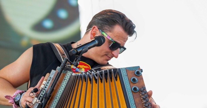 Andreas Gabalier mit Sonnenbrille und Ziehharmonika auf der Bühne.