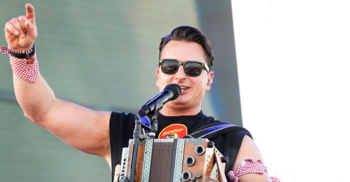Andreas Gabalier mit Sonnenbrille auf der Bühne