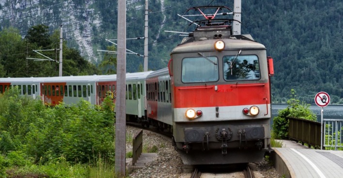 Zug fährt über eine bergige Strecke: Züge können zwischen Bruck an der Mur und Leoben aktuell nicht verkehren. Betroffen ist nicht nur der Nah- sondern auch der Fernverkehr Richtung Villach.