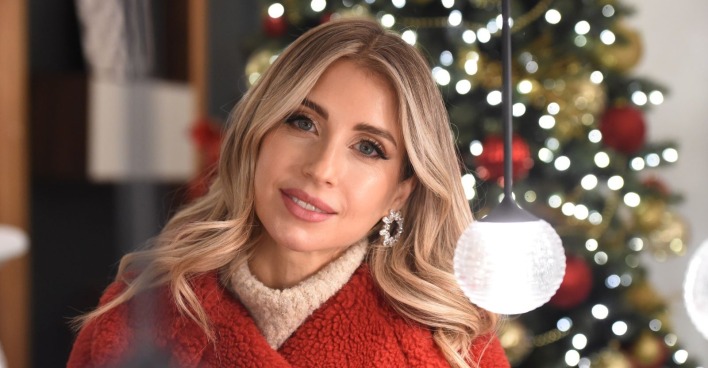 Cathy Hummels vor einem Weihnachtsbaum