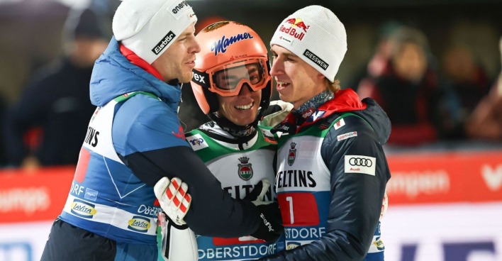 Stefan Kraft jubelt mit Teamkollegen in Oberstdorf.