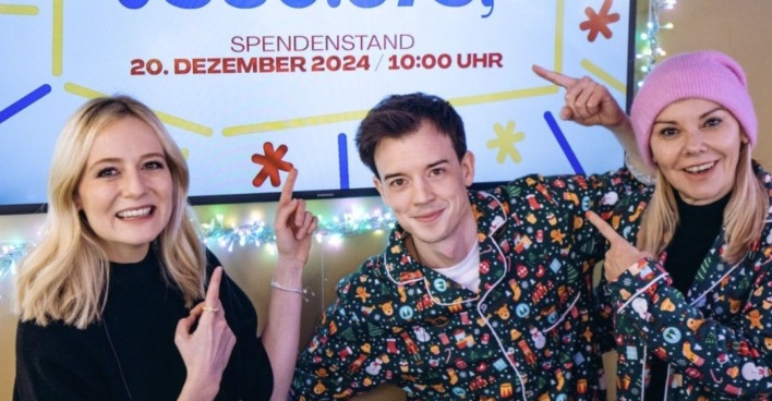 Tina Ritschl, Philipp Hansa und Sylvia Graf  in weihnachtlichen Outfits