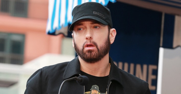 Eminem mit schwarzer Jacke und schwarzer Kappe.