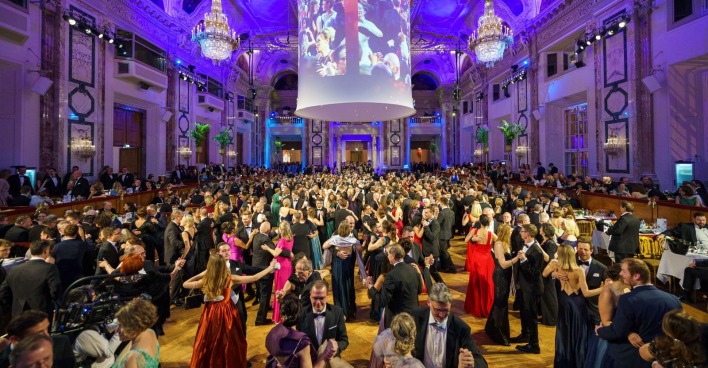 Viele Tanzpaare beim Ball der Wiener Wirtschaft.