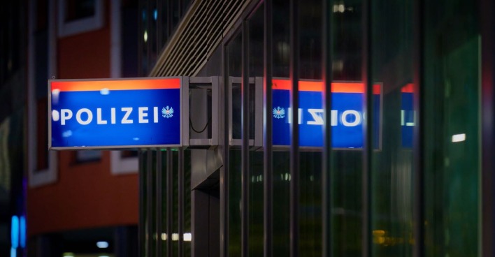 Polizeistation in der Nacht.