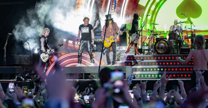 Guns N' Roses performt auf der Bühne.