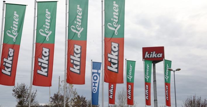 Kika- und Leiner-Fahnen vor einem Geschäft.