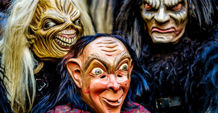 drei Perchten bei einem Krampuslauf