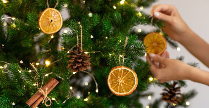 Getrocknete Orangenscheiben hängen am Weihnachtsbaum | Credit: iStock.com/Mila Naumova