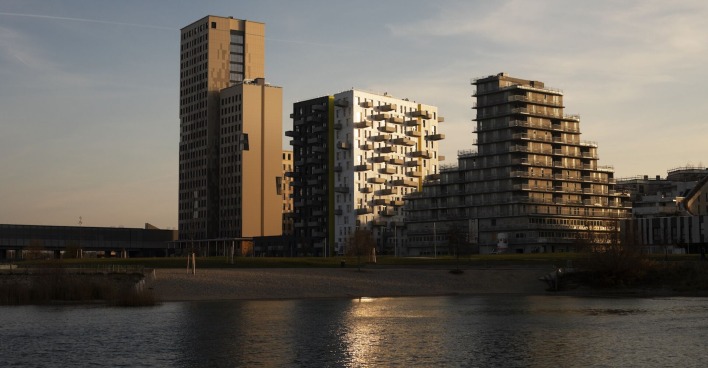 Der Asperner See und Hochhäuser im Hintergrund.