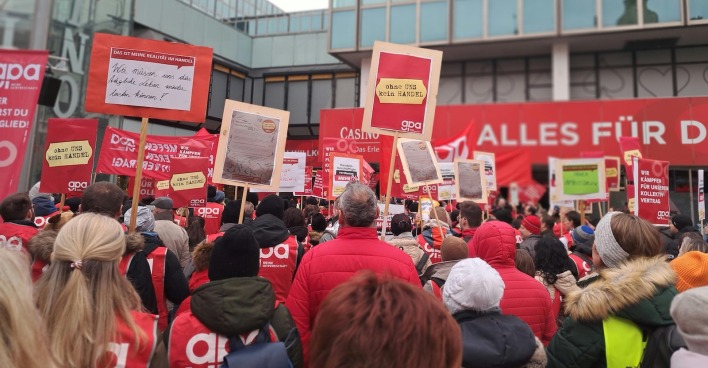 Viele Leute bei einer Demo zu den KV-Verhandlungen des Handels.