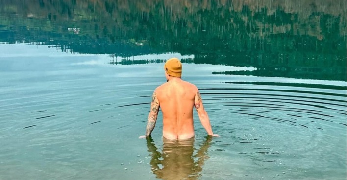 Manuel Feller in einem Bergsee
