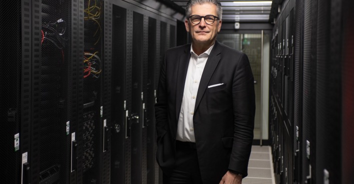 Martin Heimhilcher im weißen Hemd und dunklem Anzug