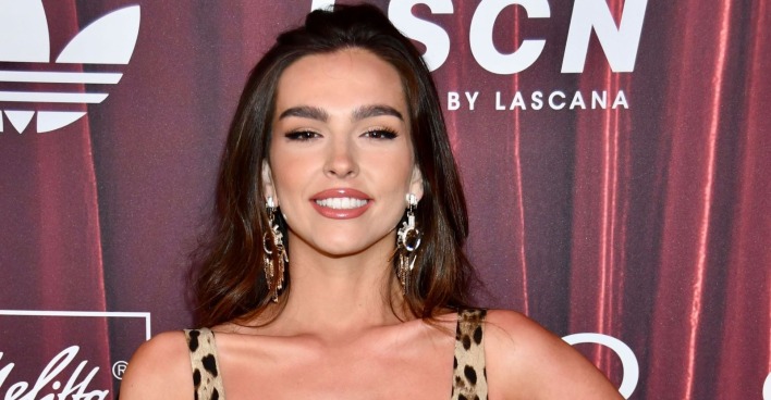 Lili Paul-Roncalli in einem Leoprint-Kleid.