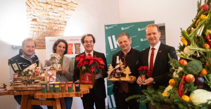 Mehrere Menschen stehen rund um einen Tisch