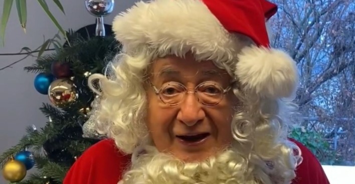 Richard Lugner als Weihnachtsmann verkleidet