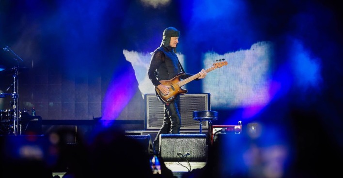 Sting performt auf der Bühne