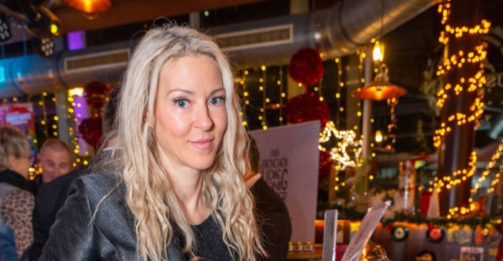 Simone Lugner mit ernstem Gesichtsausdruck.