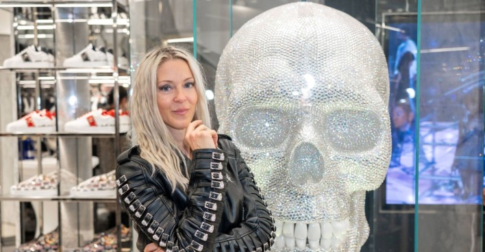 Simone Lugner posiert mit einem Totenkopf