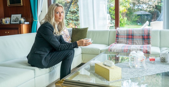 Simone sitzt auf der Couch in der Lugner-Villa.