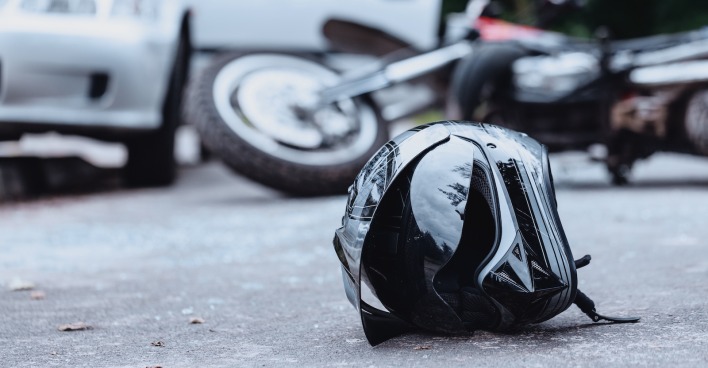 Der Helm eines Motorradfahrers liegt nach einem Unfall auf der Straße.
