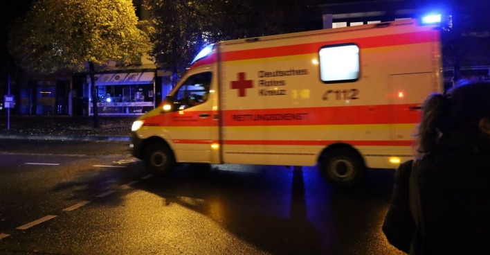 Rettungswagen fährt nachts zu einen Einsatzort.