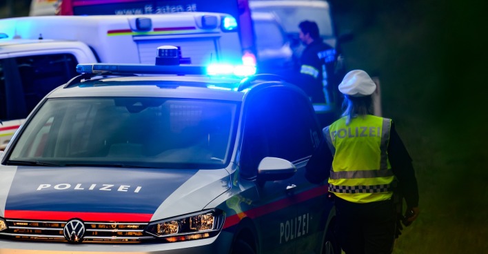 Polizei und Rettung an einen Unfallort.