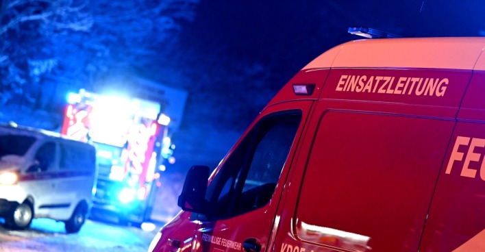 Feuerwehr und Rettung an einem Unfallort.