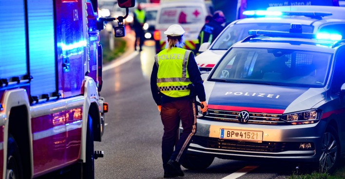 Feuerwehr und Polizei an einem Unfallort.