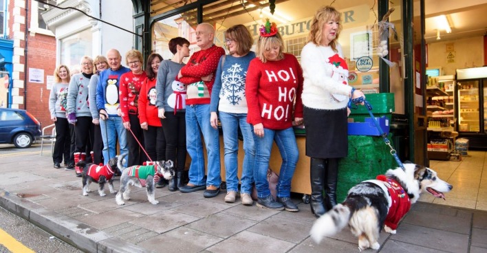 Mehrere Engländer tragen am "Christmas Jumper Day" Weihnachtspullis.